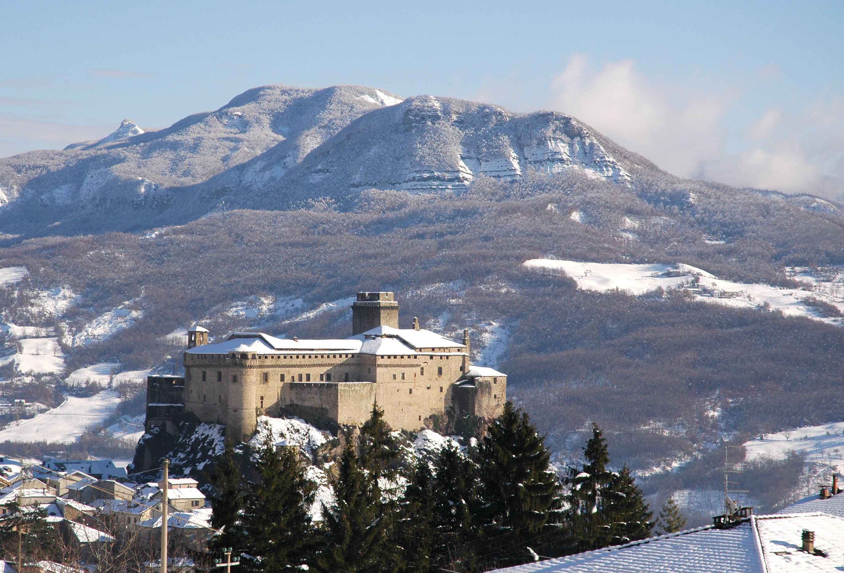 Castello di Bardi - لہر Ceno - Bardi | Secret World Trip Planner