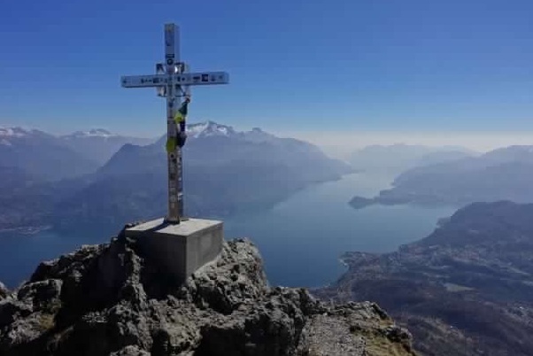 Grona-bjerget (1732 m over havets overflade) dominerer med sine stejle klippeskråninger på - Monte Grona rifugio Menaggio | Secret World Trip Planner