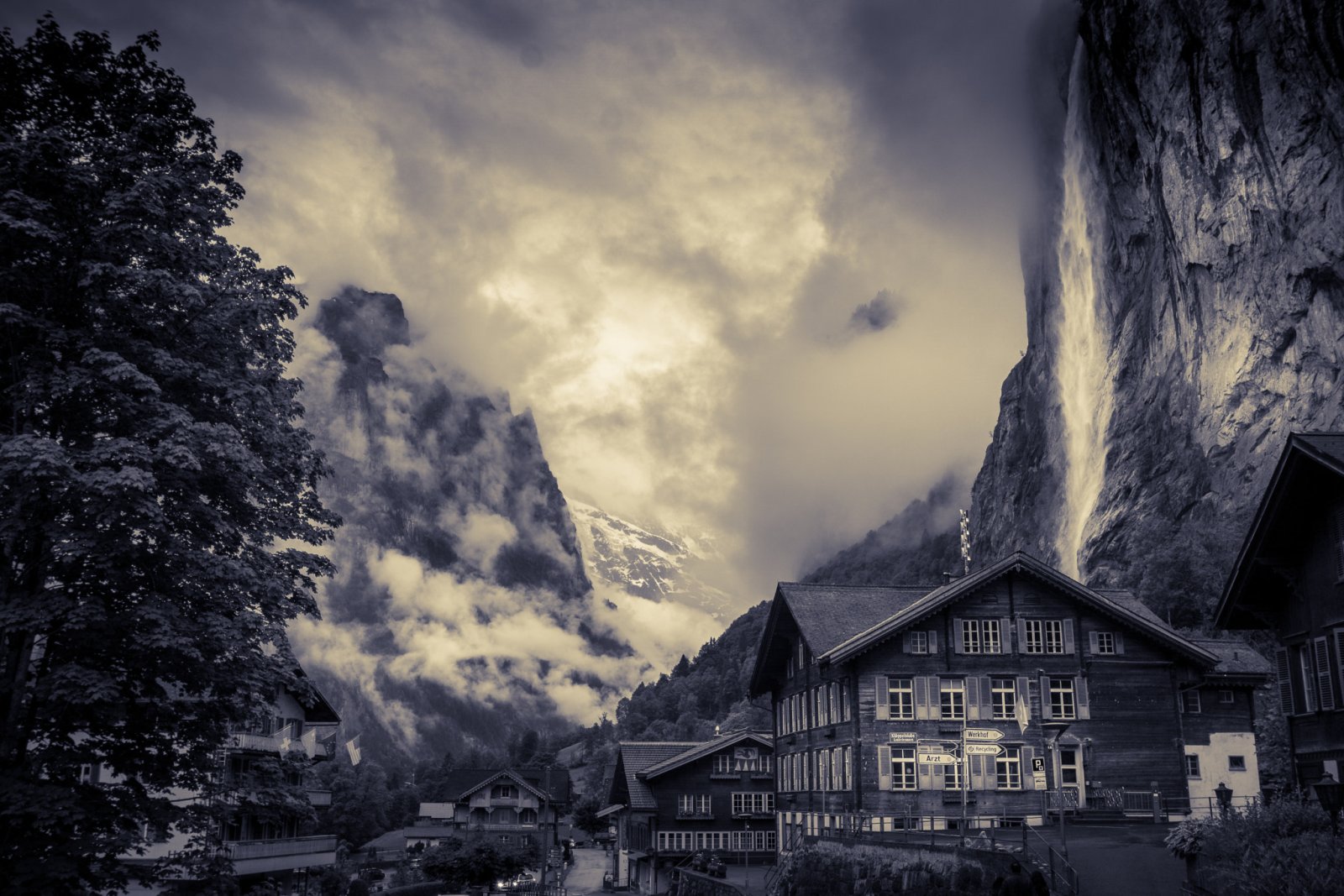 Valle di Lauterbrunnen: Cascate di Staubbach - Lauterbrunnen | Secret World Trip Planner