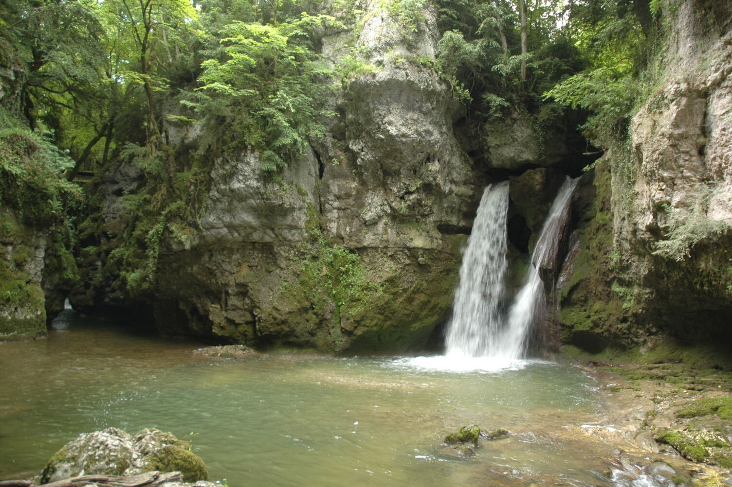 Cachoeiras Gorge Nozon - Romainmôtier | Secret World Trip Planner