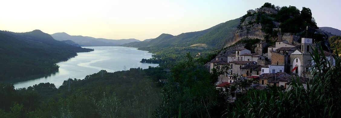 אגם בומבה והנוף היפה של מג ' לה - Lago di Bomba | Secret World Trip Planner