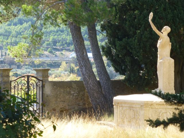 Makam Henry Bataille - Moux | Secret World Trip Planner