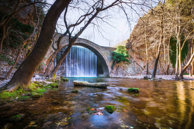 A ponte e a cascata de Palaiokarya na Tessália - Epar.Od. Paleokarias-Ropotou | Secret World Trip Planner