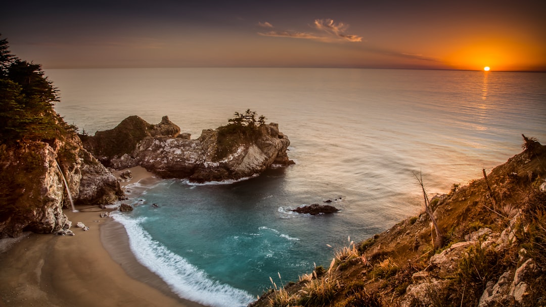 マクウェイ滝 - McWay Falls | Secret World Trip Planner