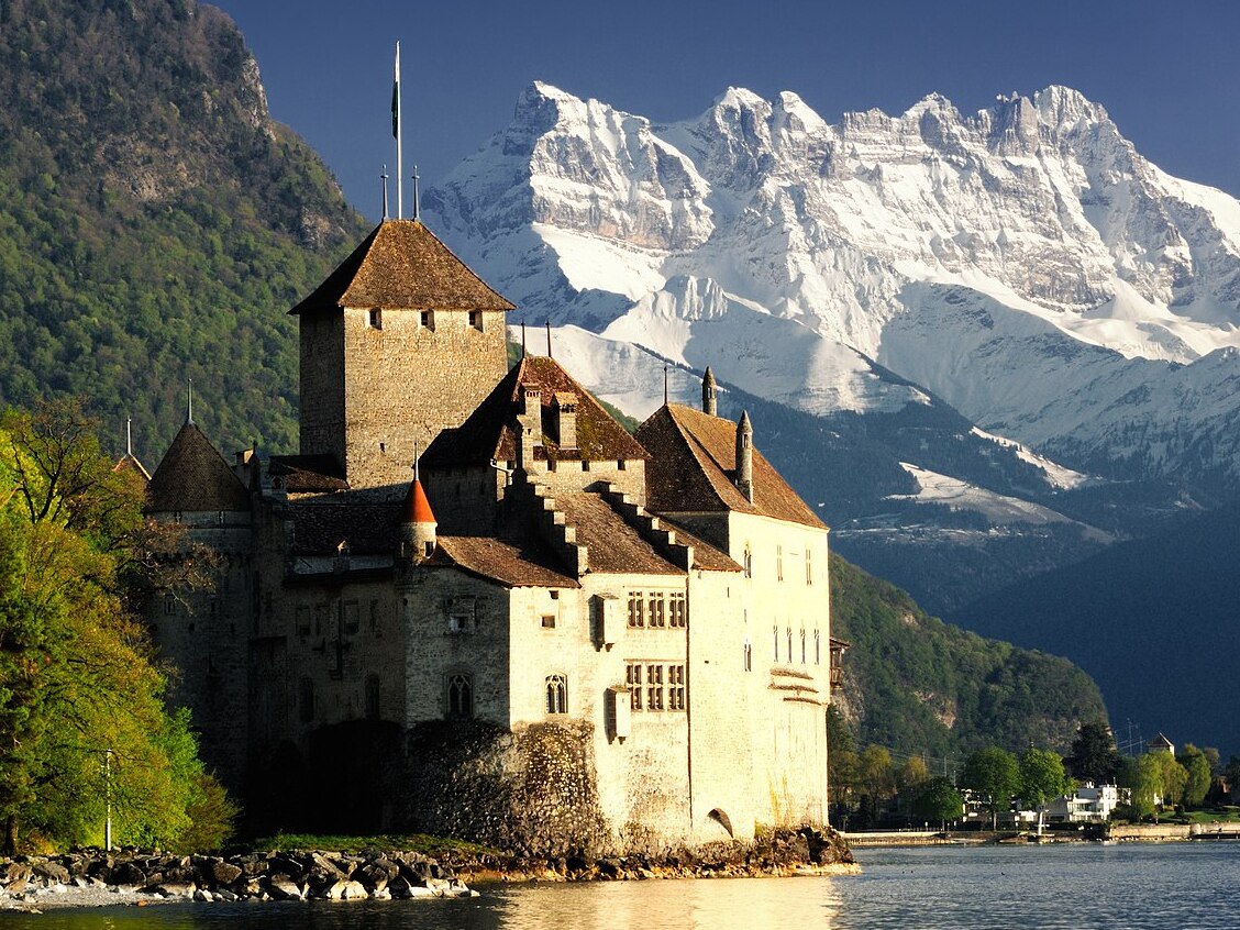Chateau de Chillon är ett romantiskt slott i Genèvesjön - Veytaux | Secret World Trip Planner