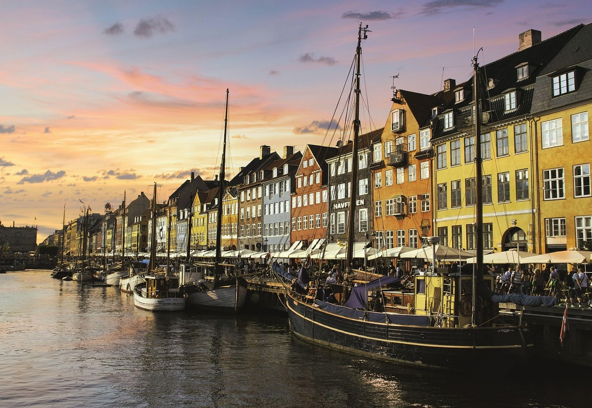 Το Nyhavn είναι μια όμορφη περιοχή λιμάνι στην Κοπεγχάγη - København | Secret World Trip Planner