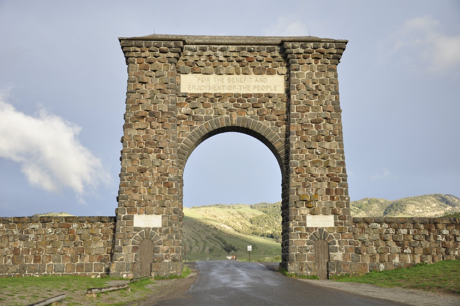 Roosevelt arch é o ícone do Parque Nacional de Yellowstone. - Gardiner | Secret World Trip Planner