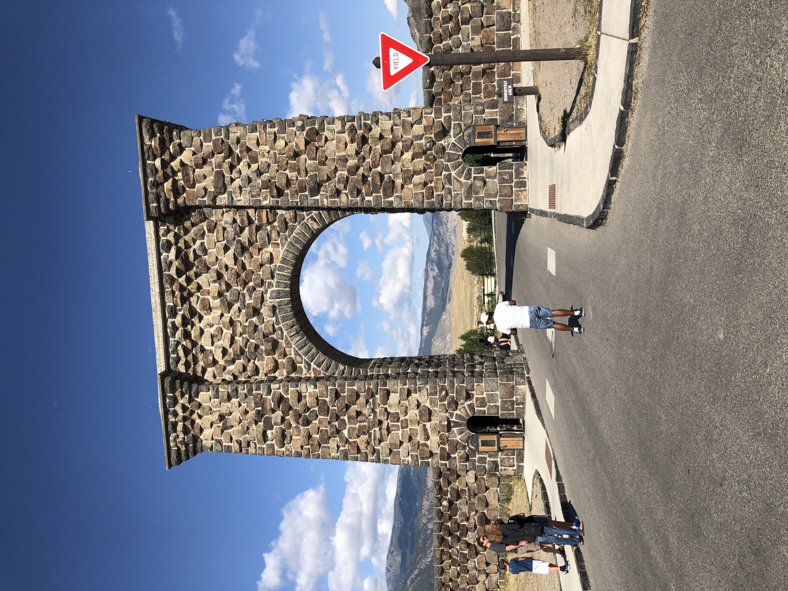 Roosevelt arch é o ícone do Parque Nacional de Yellowstone. - Gardiner | Secret World Trip Planner