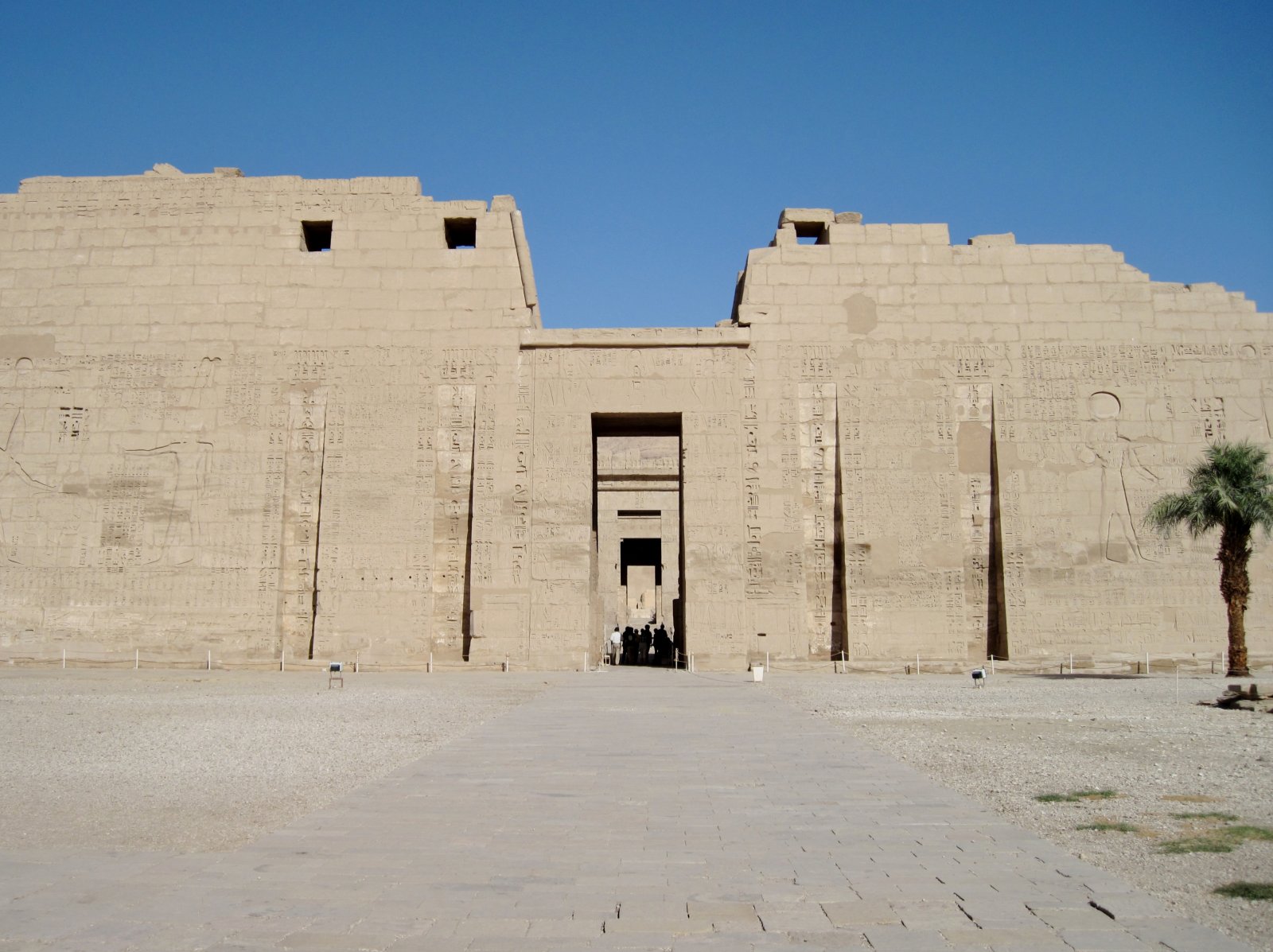 Medinet habu被称为拉美西斯三世太平间寺 - Luxor | Secret World Trip Planner