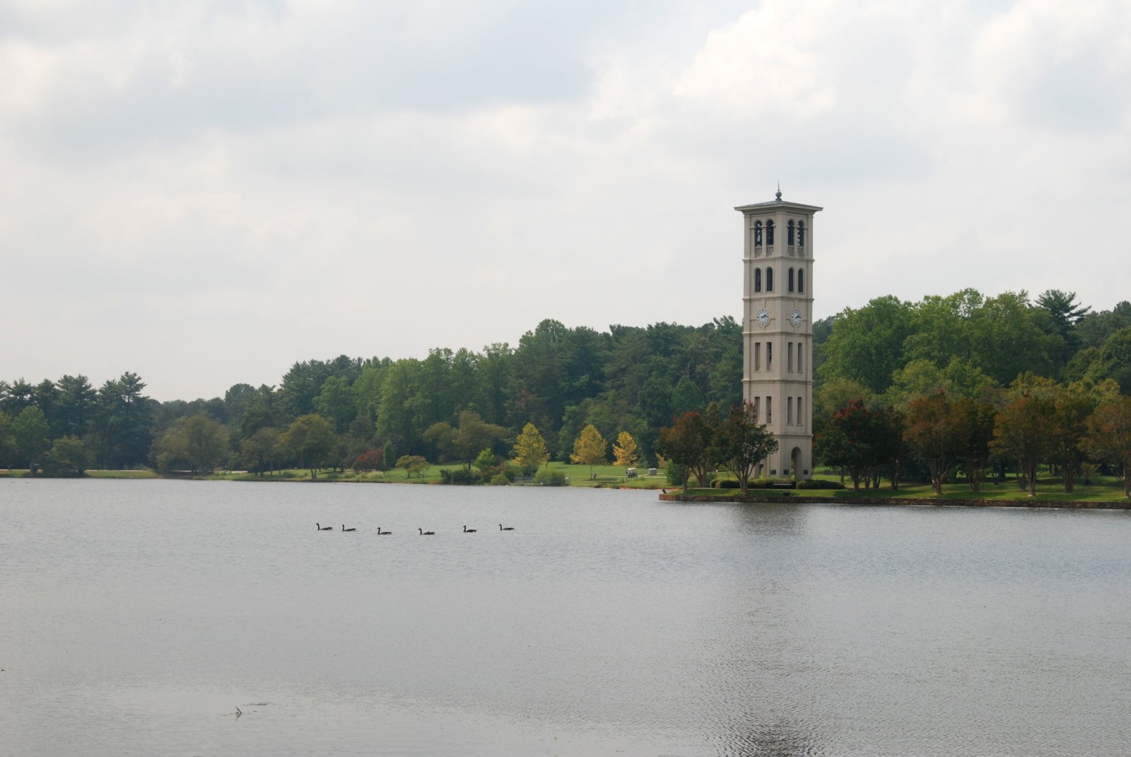 标志性的钟楼旁边的格林维尔湖 - Greenville | Secret World Trip Planner