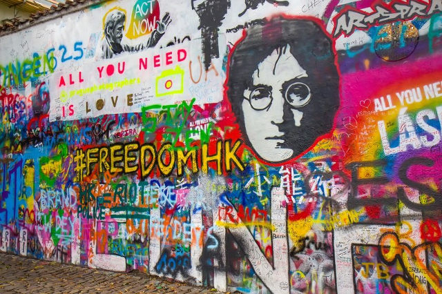 John Lennon fala - Malá Strana | Secret World Trip Planner