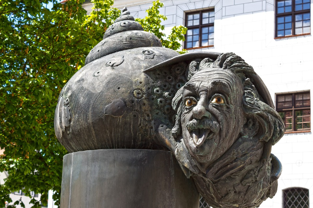 Fuente de Einstein - Ulm | Secret World Trip Planner