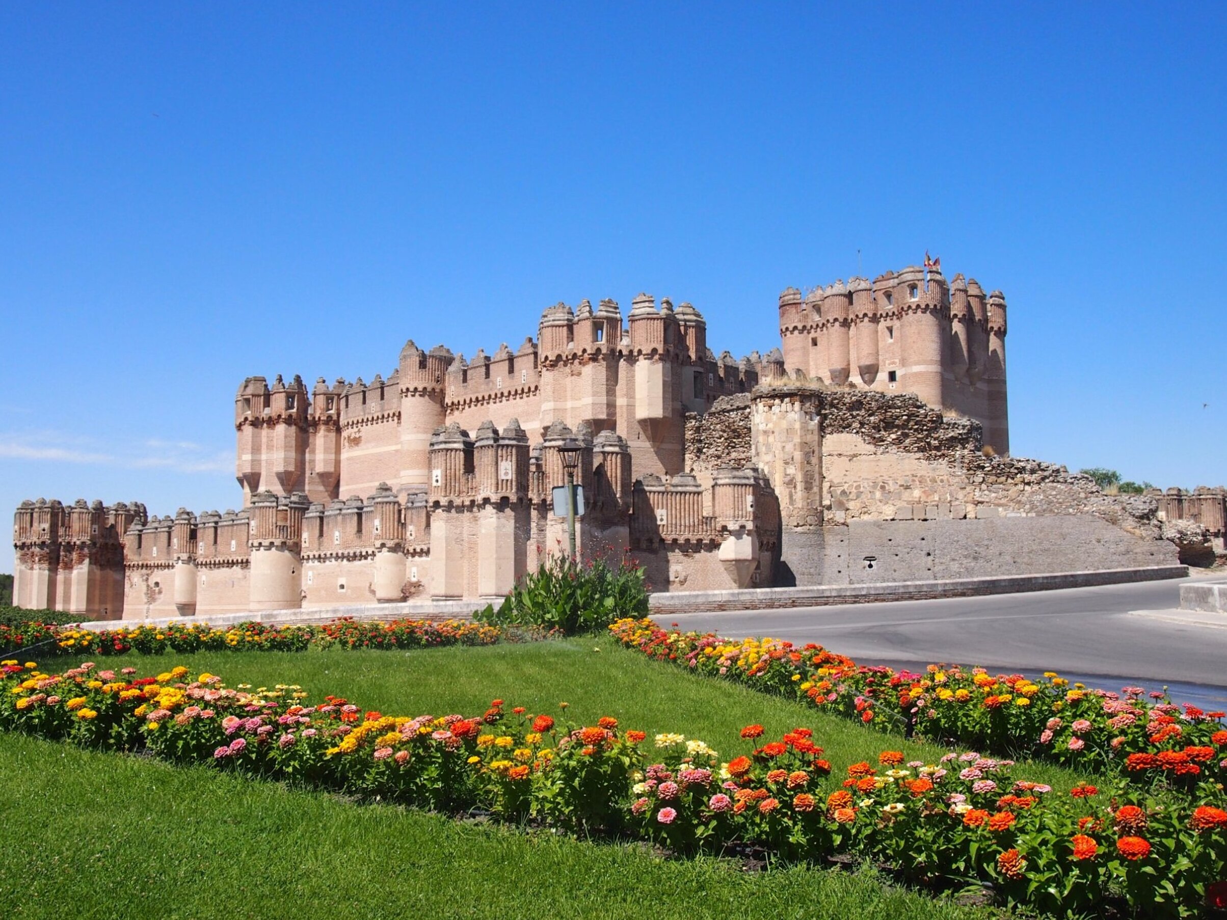 古柯城堡（Castillo de Coca）位于塞哥维亚的同名小镇，是 - Coca | Secret World Trip Planner