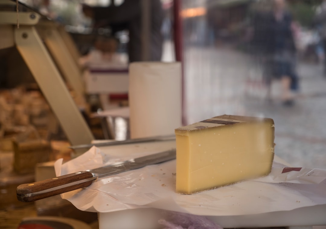 Morbier: degustacija sira s bijelim slojem borovog pepela - Tancua | Secret World Trip Planner