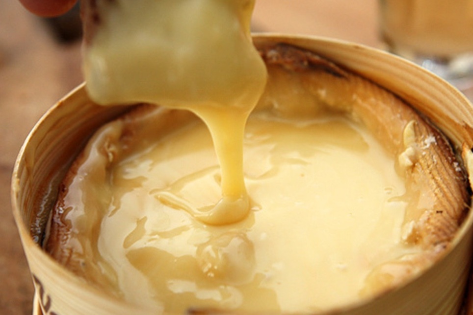 Mont d'or: um Queijo francês com leite cru - Lajoux | Secret World Trip Planner