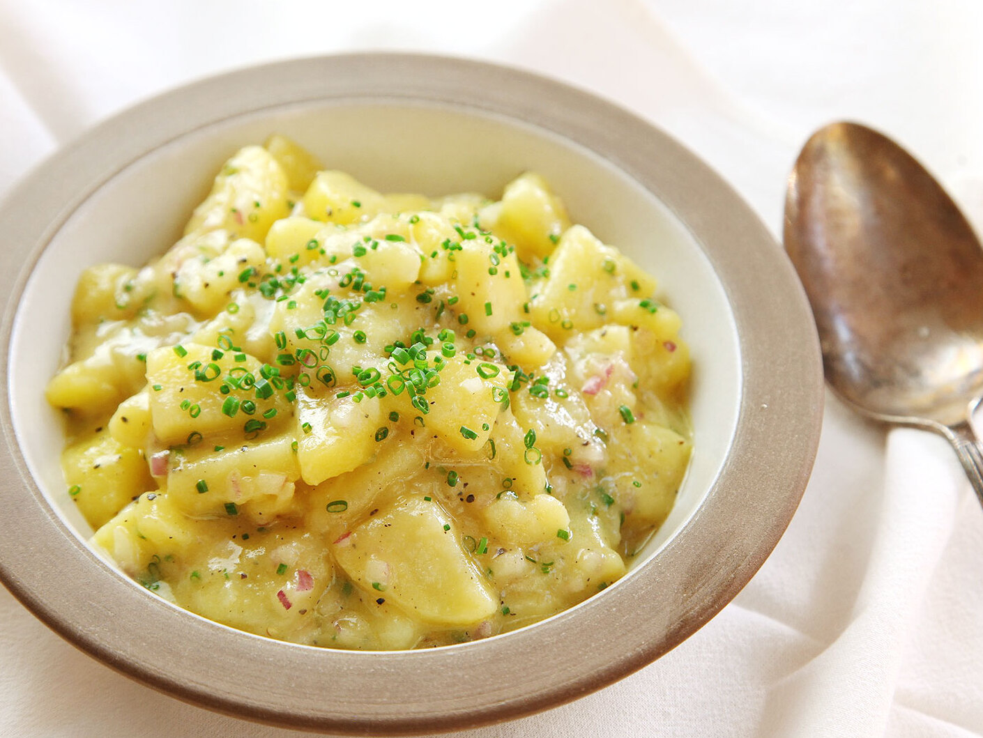 Viena y la comida | WErdäpfelsalat,Ensalada de patatas austriaca - Vienna | Secret World Trip Planner