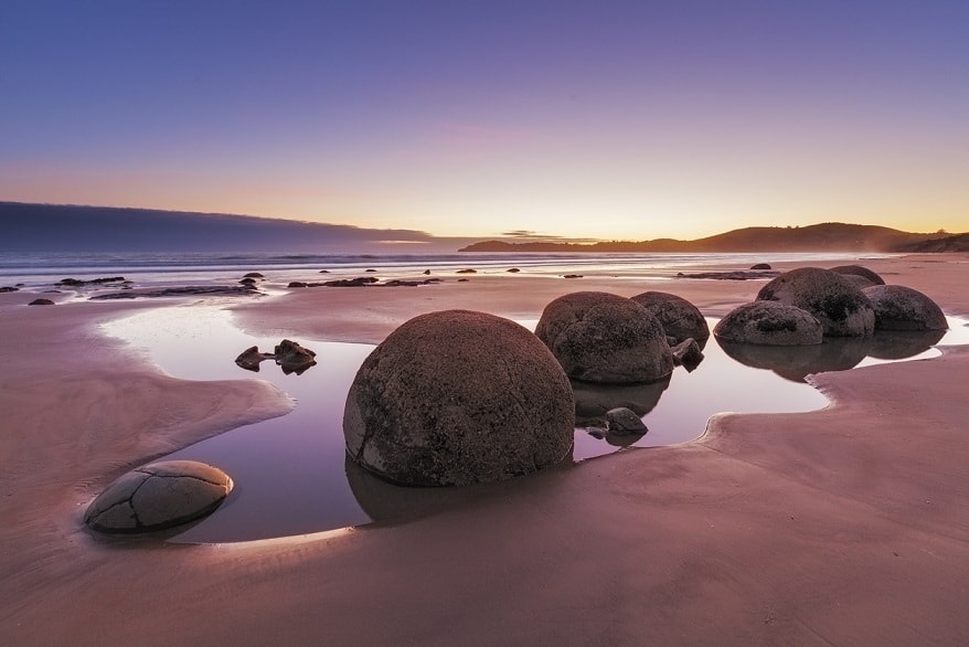 moeraki-boulders-langs-stranden-koekohe-secret-world