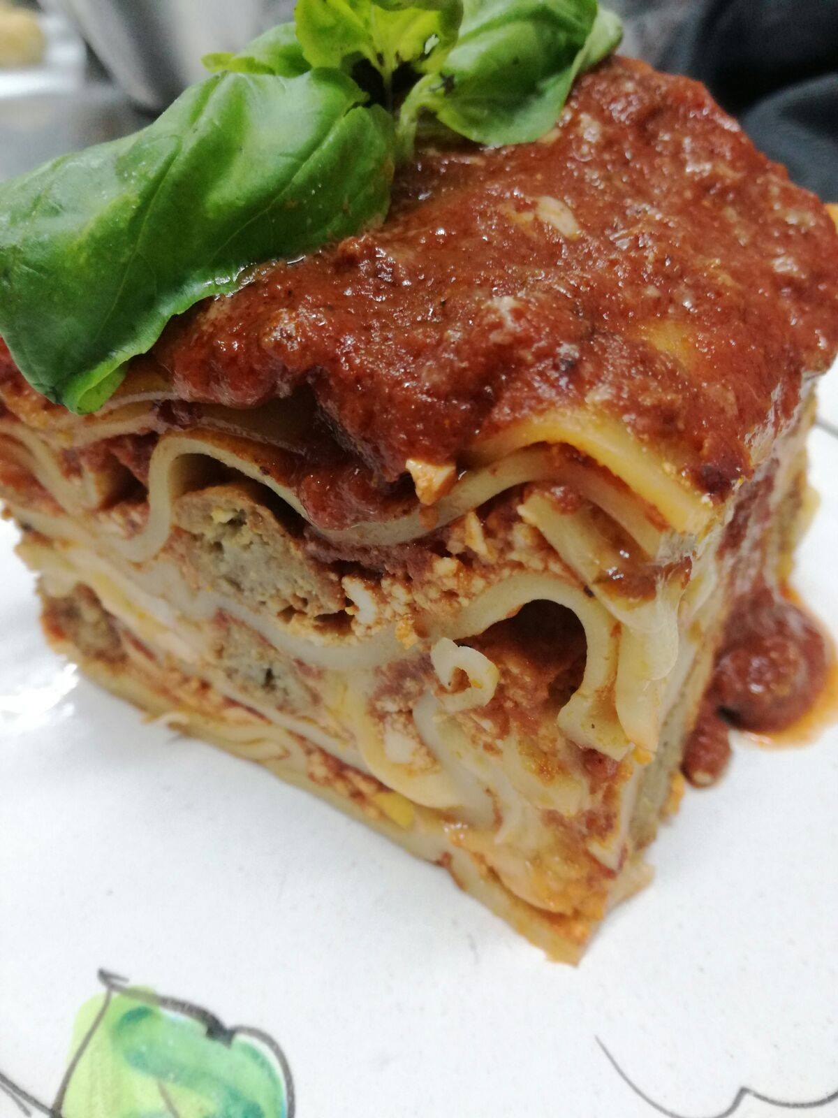 ang Neapolitan lasagna