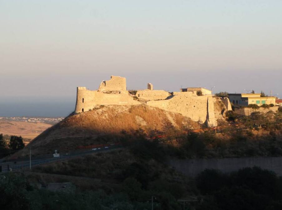 Fothracha caisleán Byzantine de Simeri Crichi-Calabria - 88050 Simeri Crichi CZ | Secret World Trip Planner