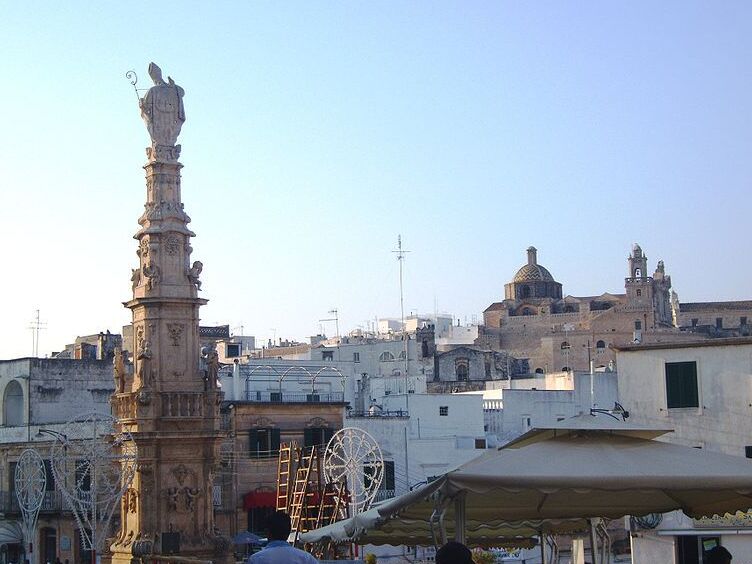 O Obelisco de Ostuni - Ostuni | Secret World Trip Planner