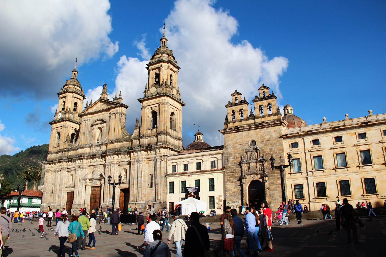 Catedral primeira na Praça de Bolivar - Bogotá | Secret World Trip Planner