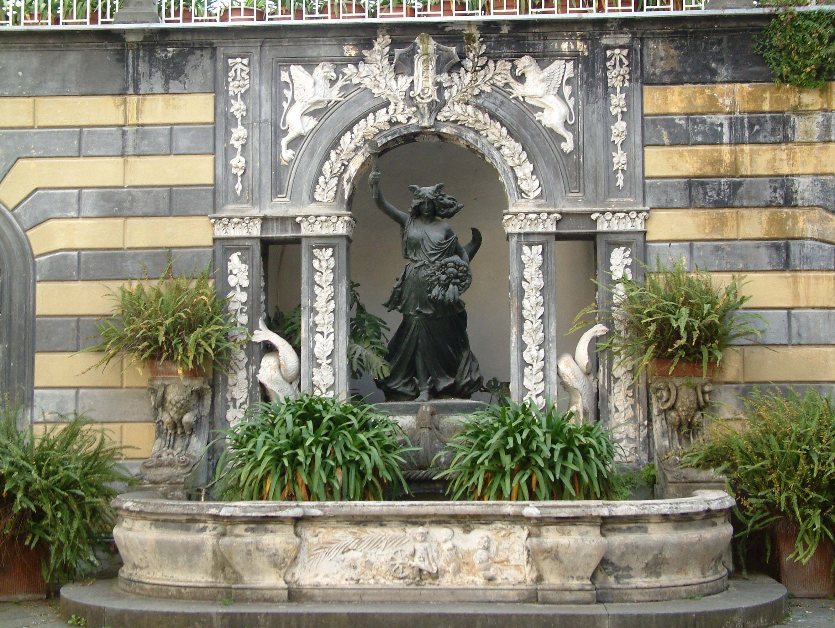 Aversa / Góliát-Palota - Aversa | Secret World Trip Planner