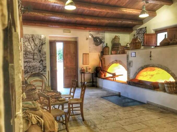 Осорхонаи бодом дар Аволе - Avola | Secret World Trip Planner