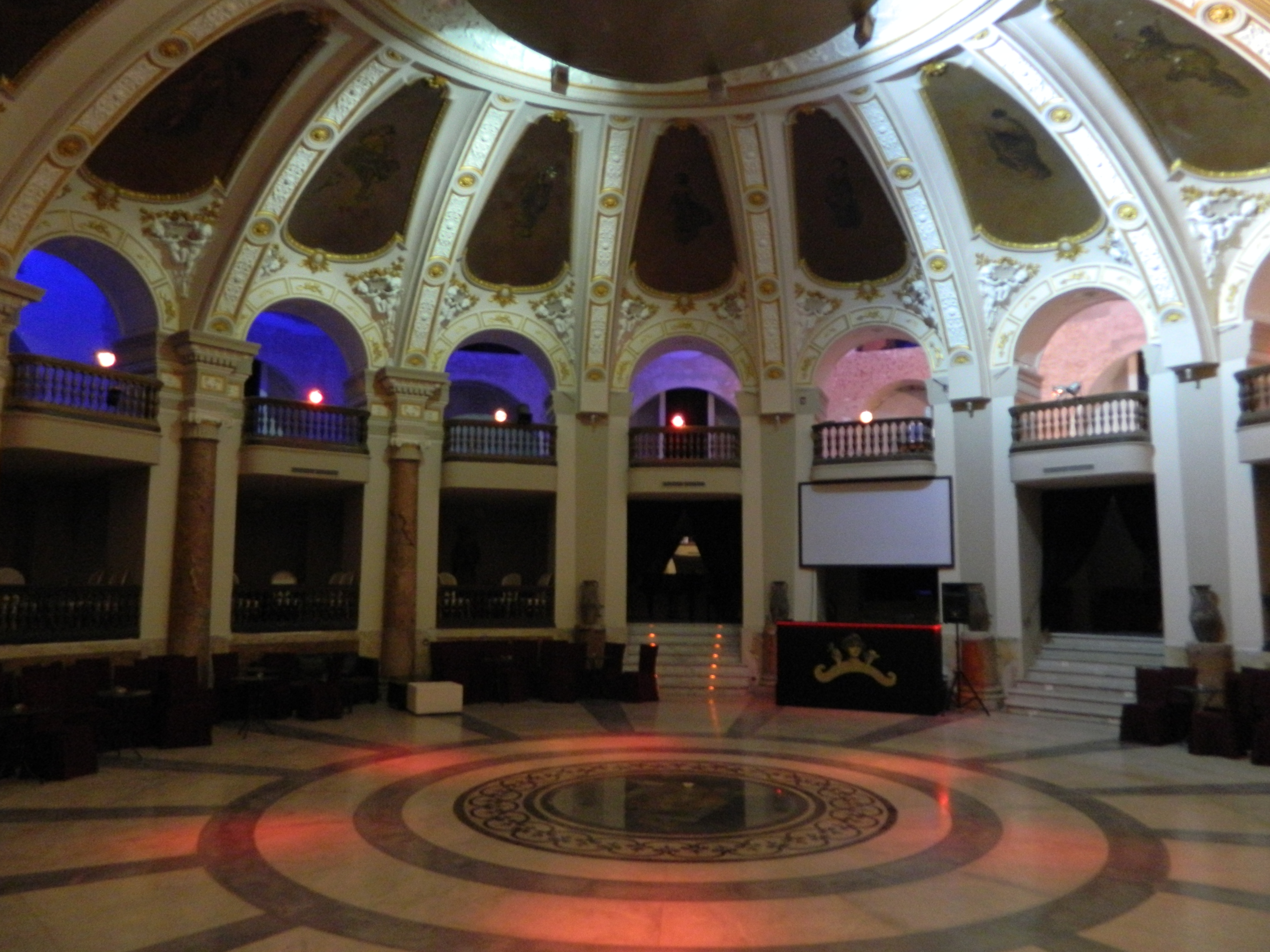 The Salone Margherita ، أول مغني ومقهى إيطالي