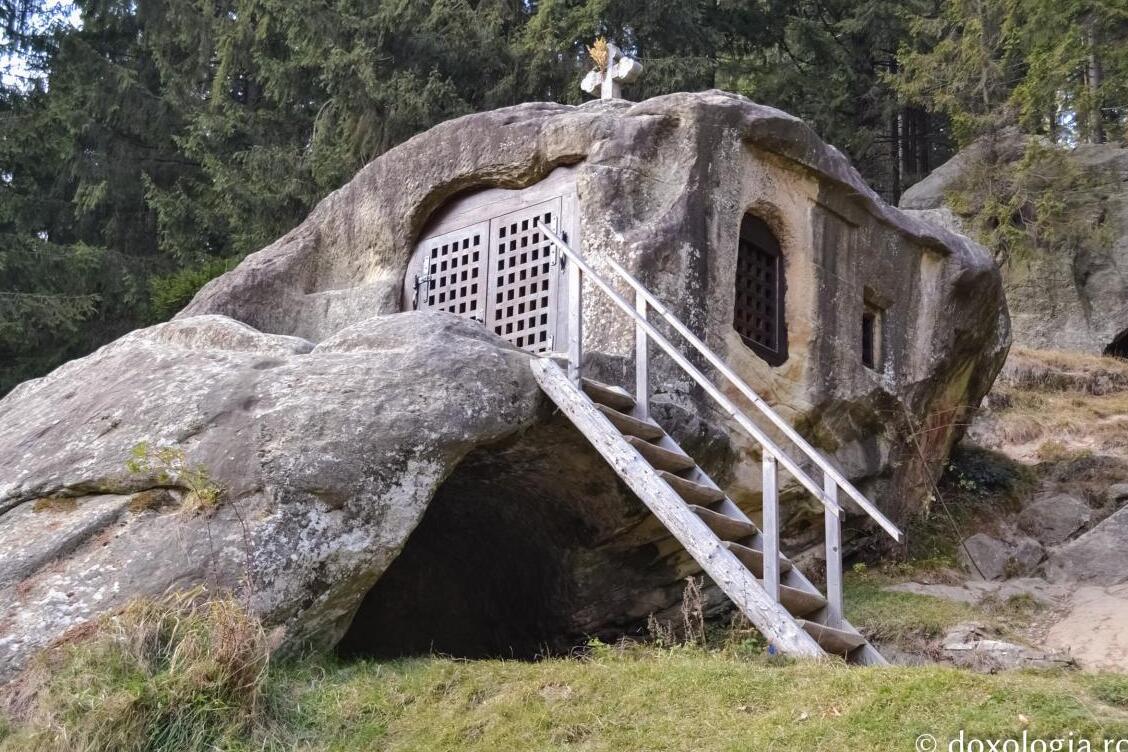 Celda de Daniil Sihastrul - Putna | Secret World Trip Planner