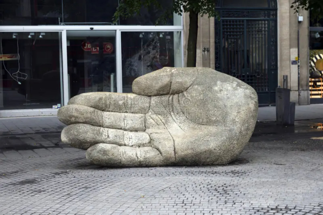 มือของ Druon Antigoon - Antwerpen | Secret World Trip Planner