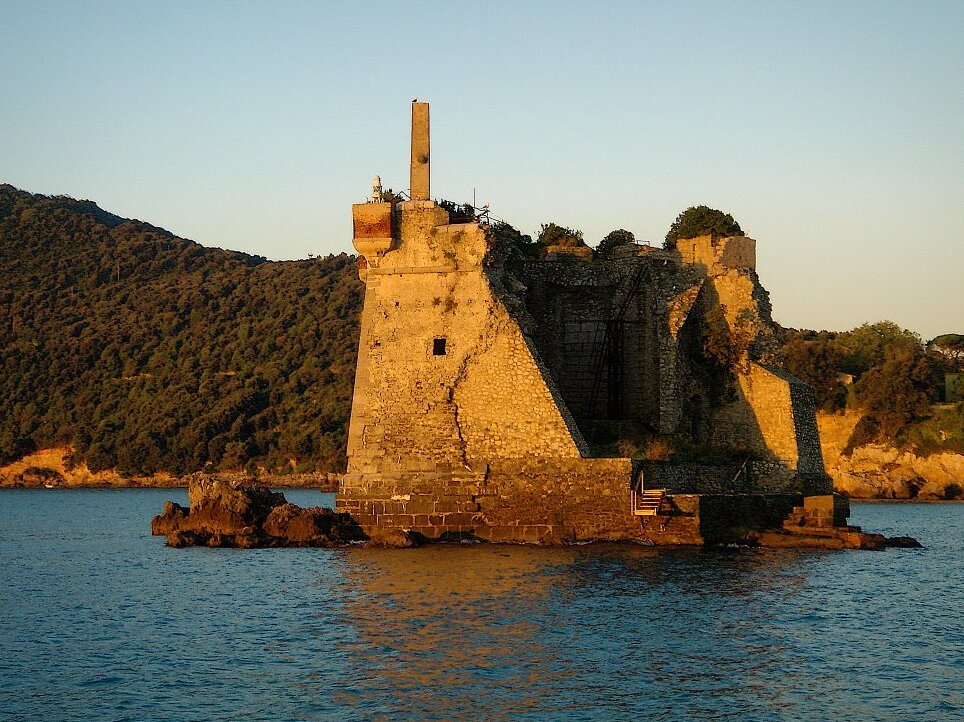 Palmaria y la solitaria Torre Scola - Torre Scola | Secret World Trip Planner