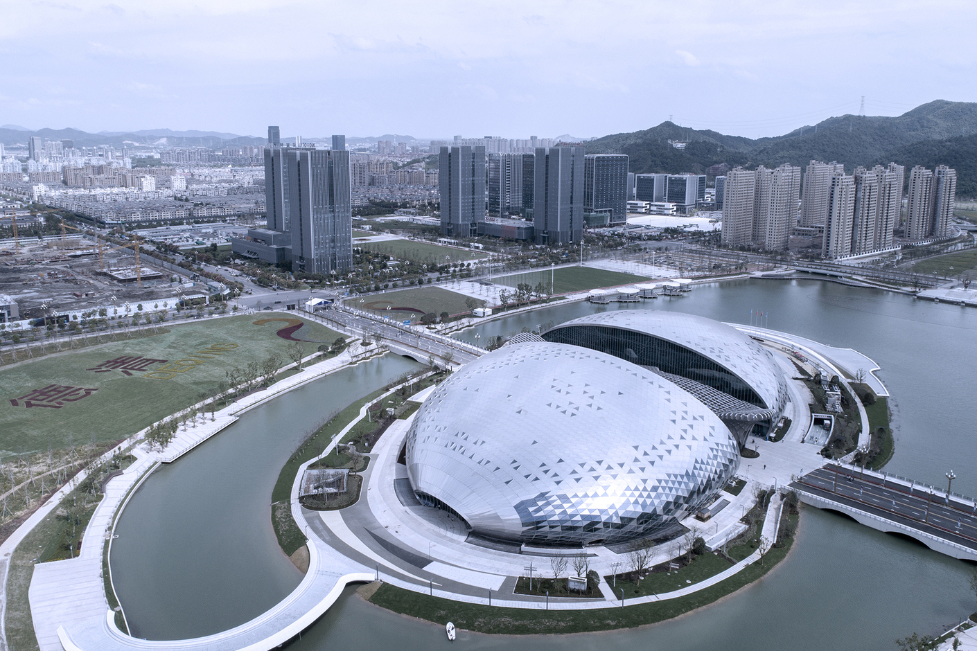 Am Phoenix-See: Hemisphären - Huzhou | Secret World Trip Planner