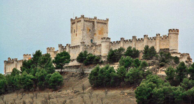 Zamek Penafiel - 47300 | Secret World Trip Planner