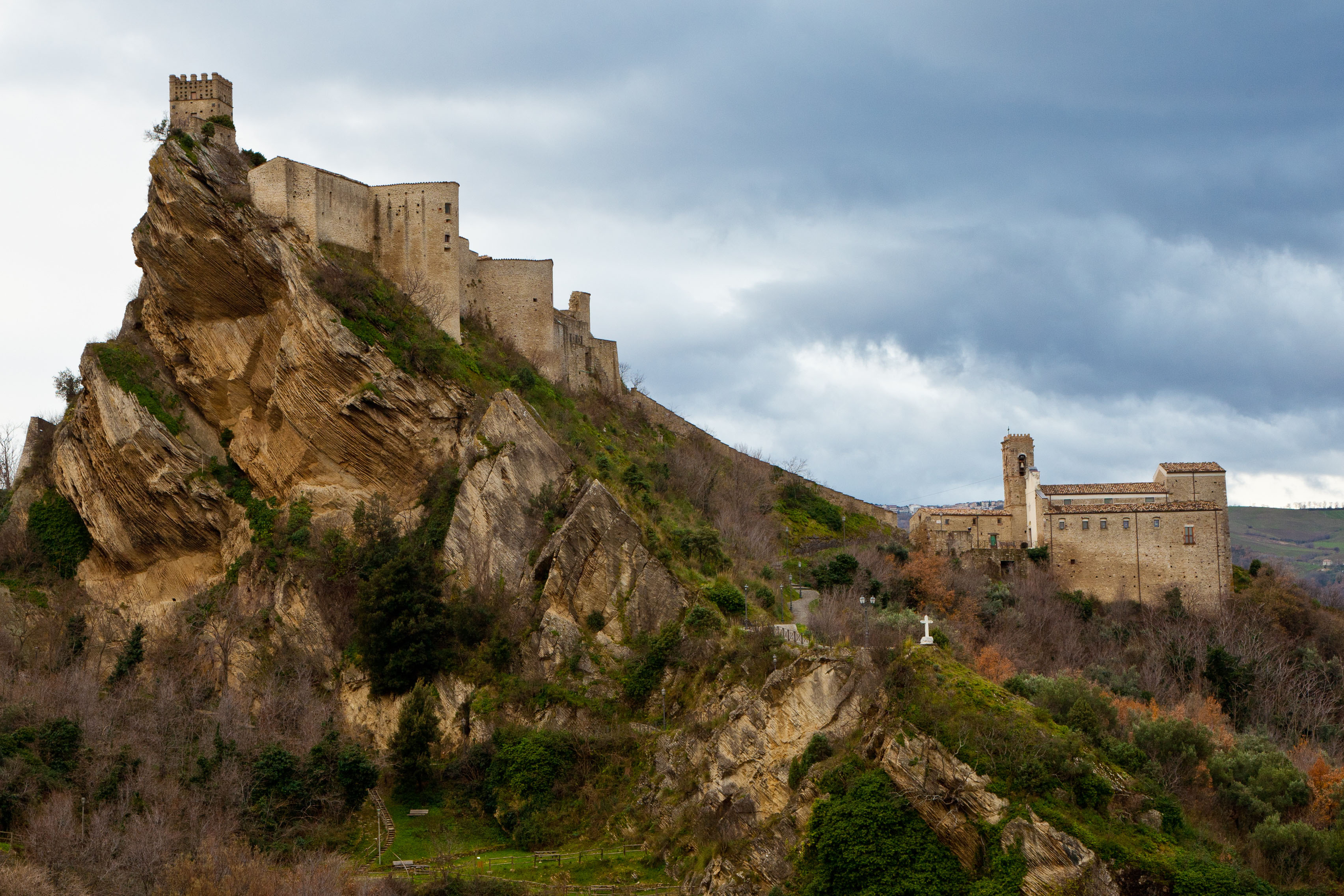 Abruzos: Castelo de Roccascalegna - Roccascalegna | Secret World Trip Planner