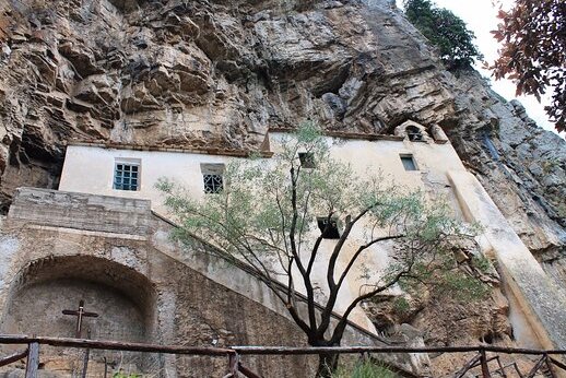 Einsiedelei von San Magno - San Mango Piemonte | Secret World Trip Planner