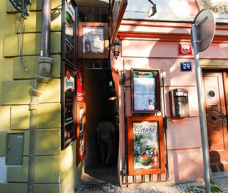 Uska uličica u Pragu s semaforima - Malá Strana | Secret World Trip Planner