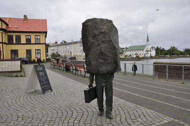 Monumento al burócrata desconocido - Reykjavík | Secret World Trip Planner