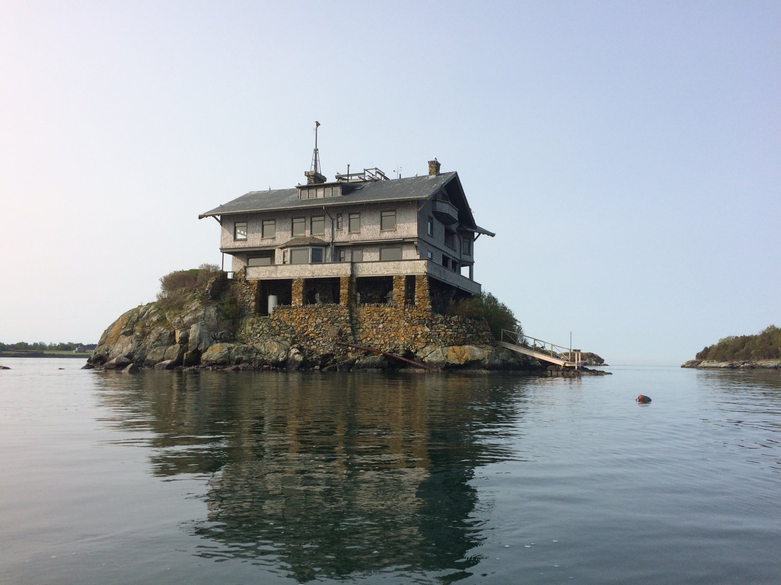 Clingstone, la casa en la roca - Jamestown | Secret World Trip Planner