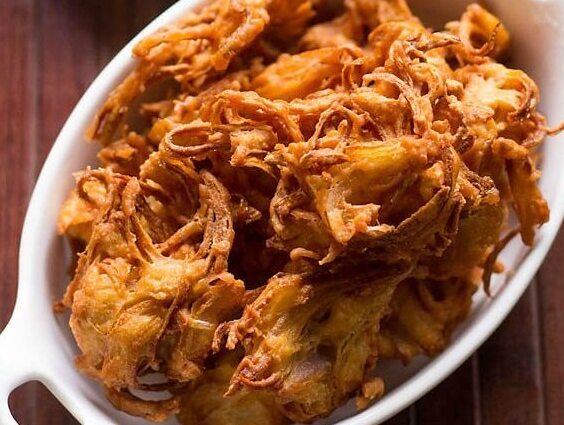 Mumbai Street Food: Kanda Bhaji - Mumbai | Secret World Trip Planner