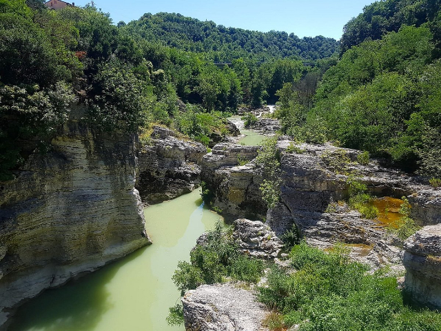 Lubang-lubang Raksasa - 5 | Secret World Trip Planner