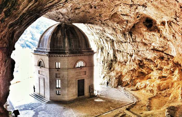 Templo de Valadier, uma jóia na rocha