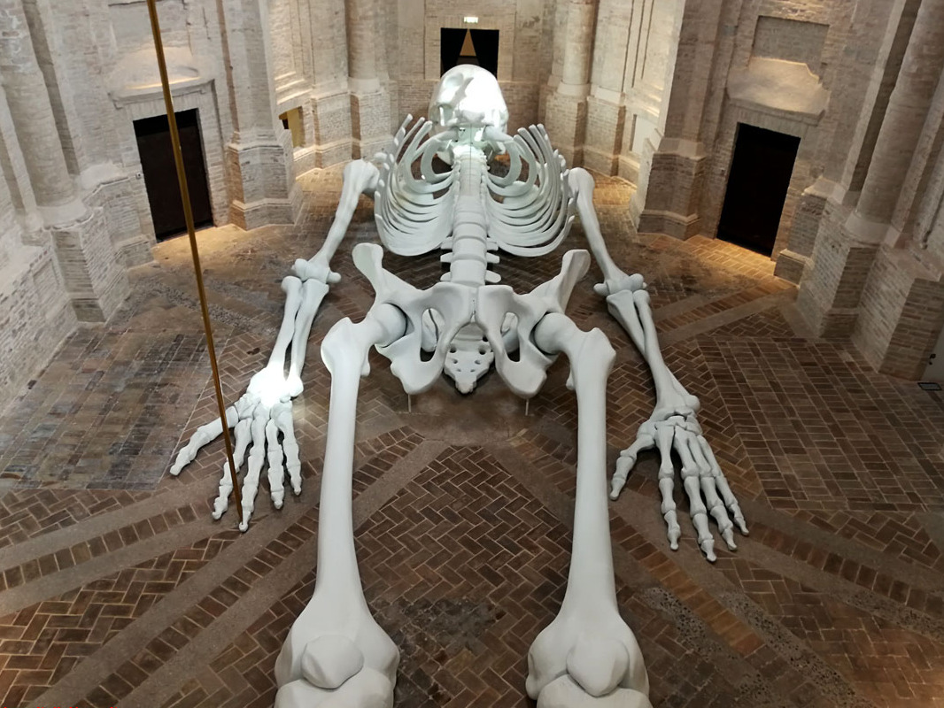 거대한 우주 자석 - Foligno | Secret World Trip Planner