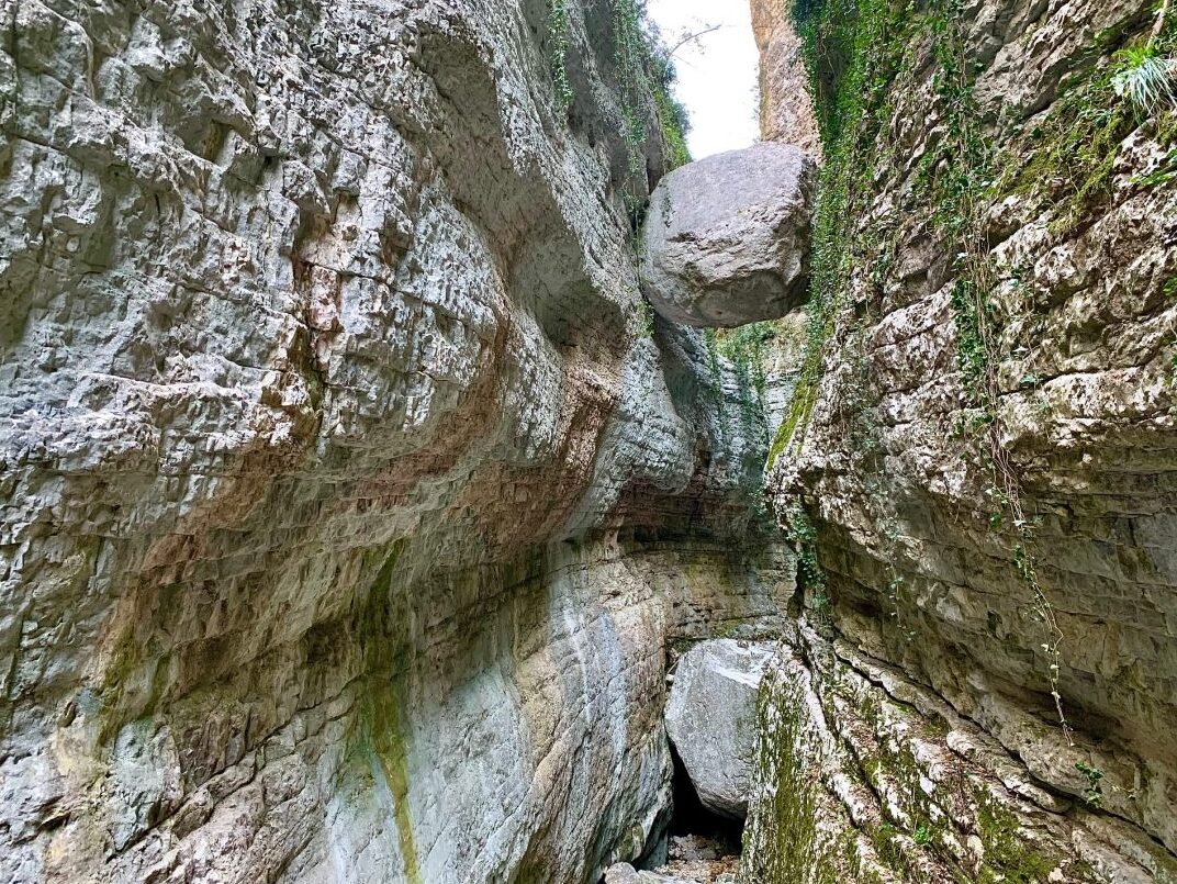 Balot, il masso appeso - Brenzone sul Garda | Secret World Trip Planner