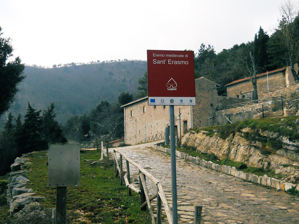 حوالي 800 متر فوق مستوى سطح البحر على بعد 4.5 كم من وسط القرية ،  - Roccagorga | Secret World Trip Planner