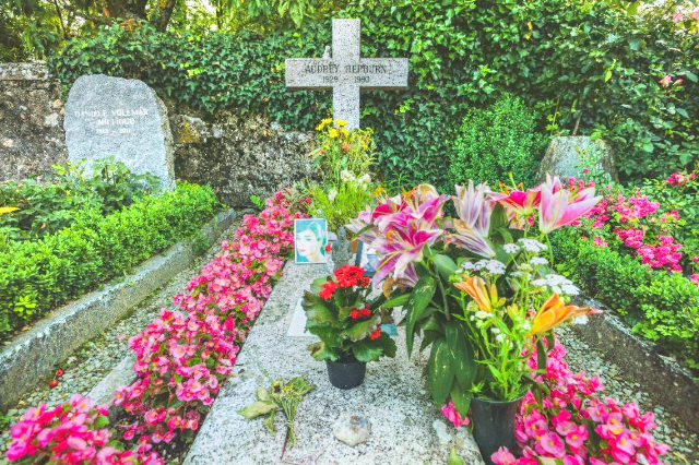 Tomba di Audrey Xepbern - Tolochenaz | Secret World Trip Planner