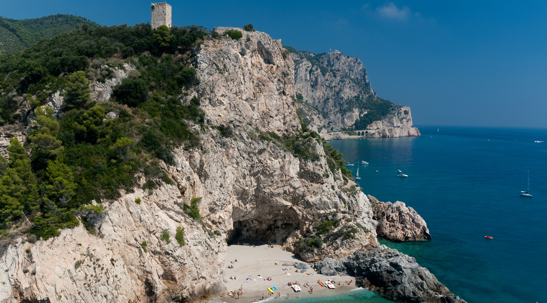 Плаж Пунта крена - Varigotti | Secret World Trip Planner