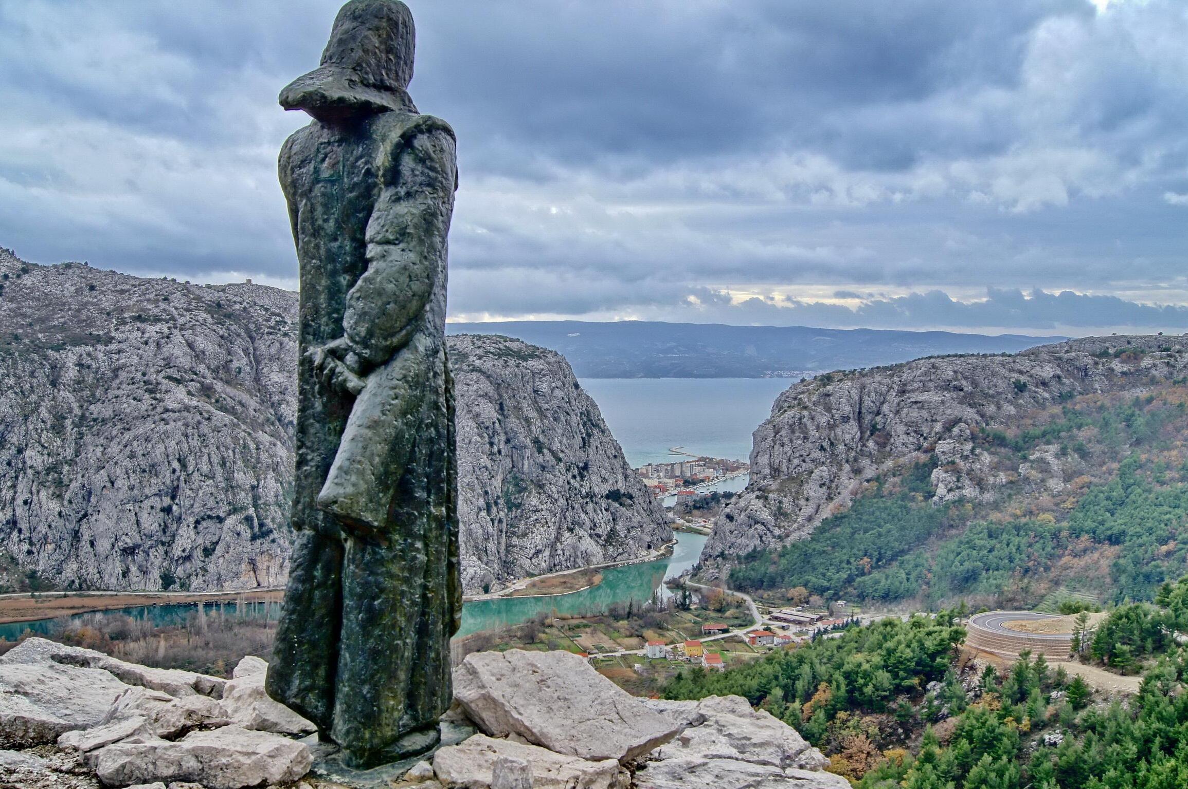 Mila Gojsalić por Ivan Meštrović - Omiš | Secret World Trip Planner