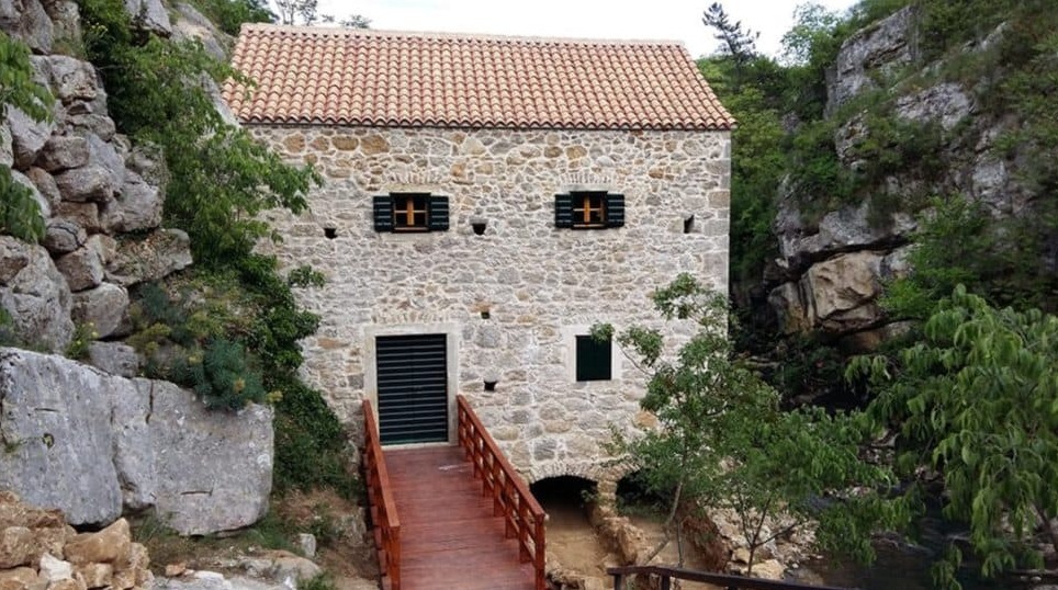 Senas malūnas Drnio miestelyje - Dernis | Secret World Trip Planner