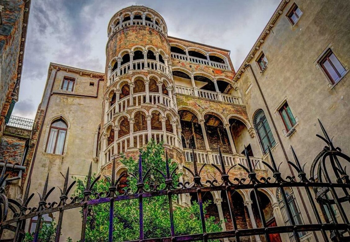 Palazzo Contarini del Bovolo 의 계단 - Venezia | Secret World Trip Planner