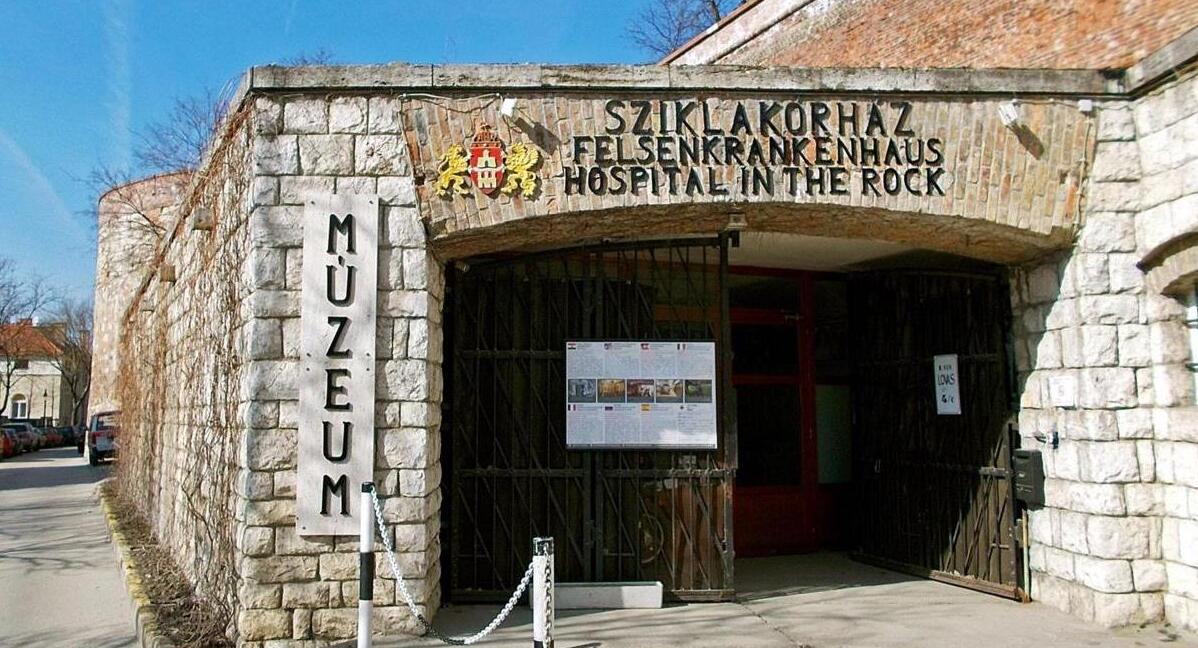 Pod Budínským hradním kopcem nemocnice ve skále - Budapest | Secret World Trip Planner